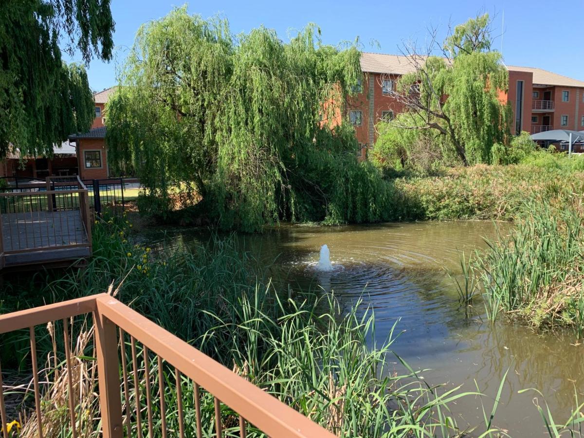 Or Tambo Self Catering Apartments, The Willows Boksburg Εξωτερικό φωτογραφία