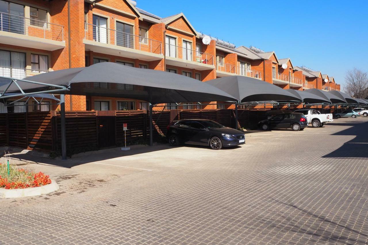 Or Tambo Self Catering Apartments, The Willows Boksburg Εξωτερικό φωτογραφία